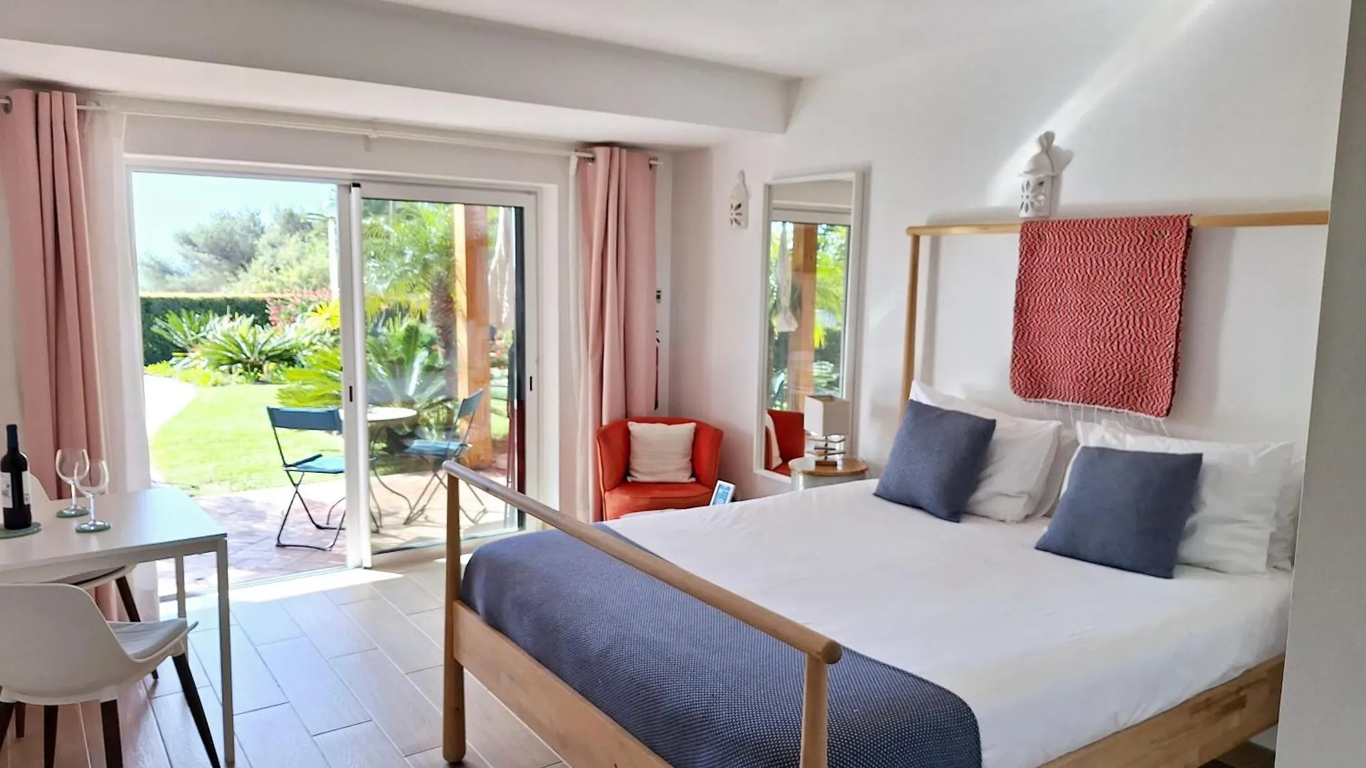 Πανσιόν Romantik Villa Salema